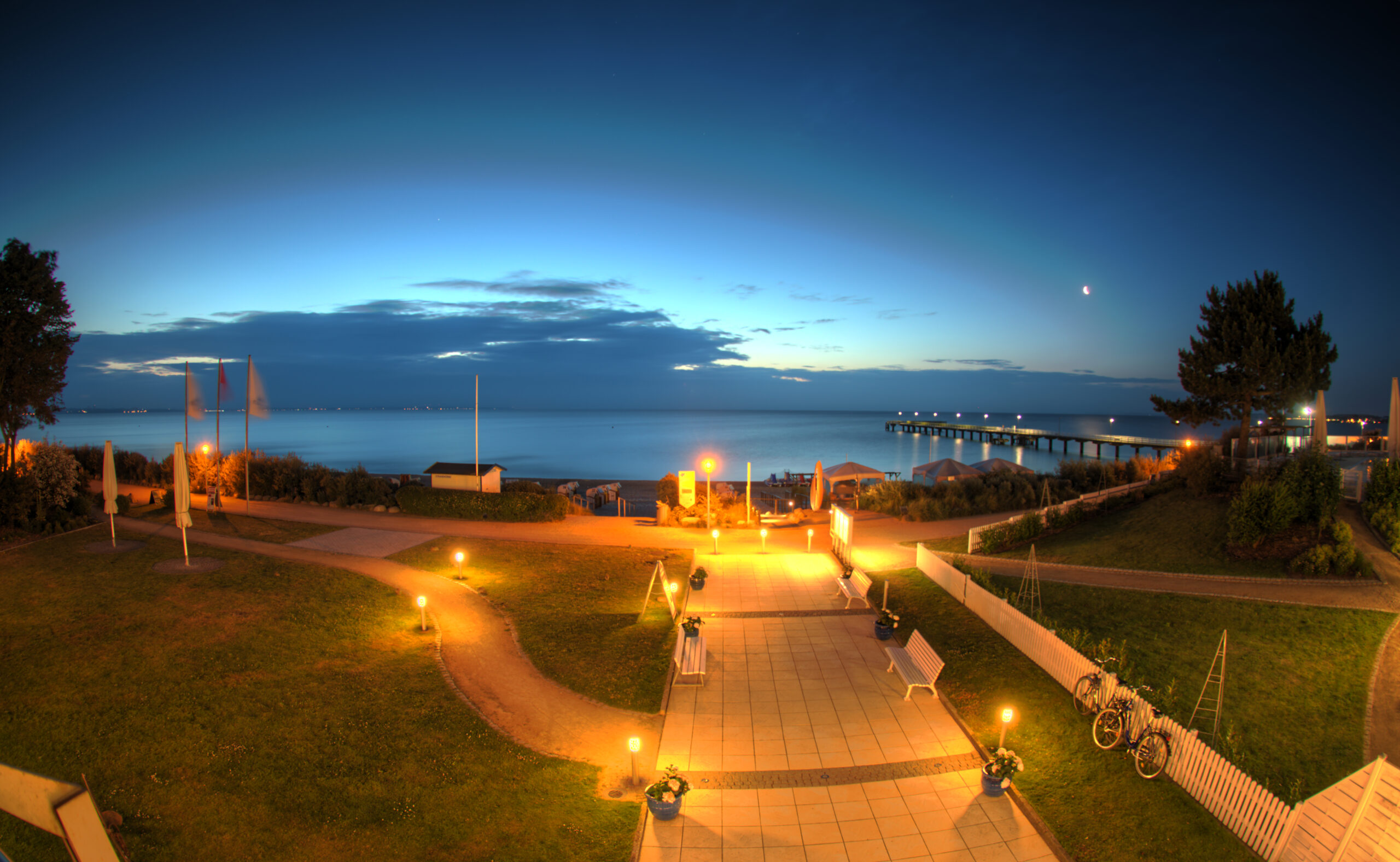 Mittsommernacht in Timmendorfer Strand an der Ostsee morgens um 3 Uhr