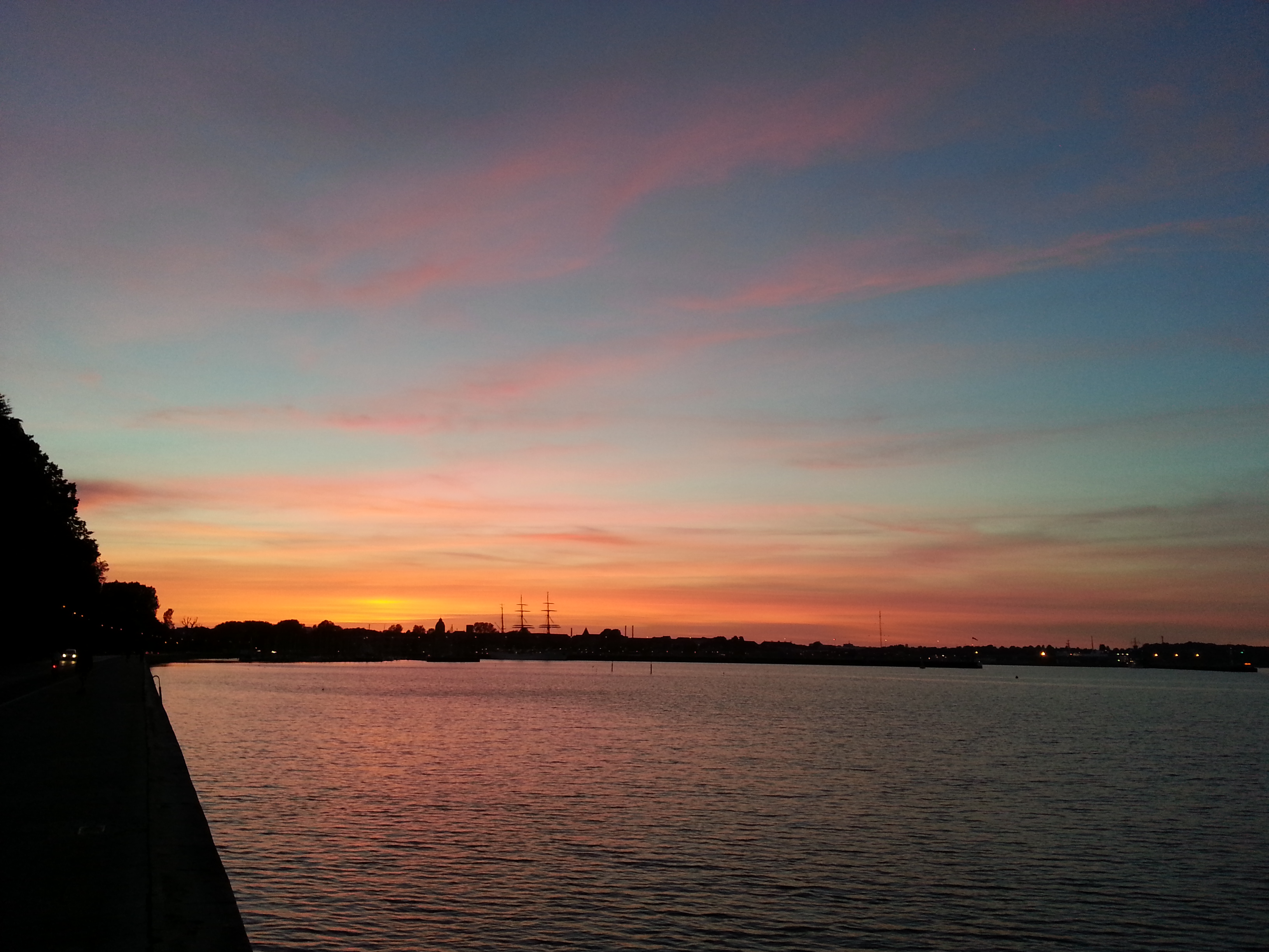Abendrot: …Sonnenuntergang, kurz vor der Kieler Woche