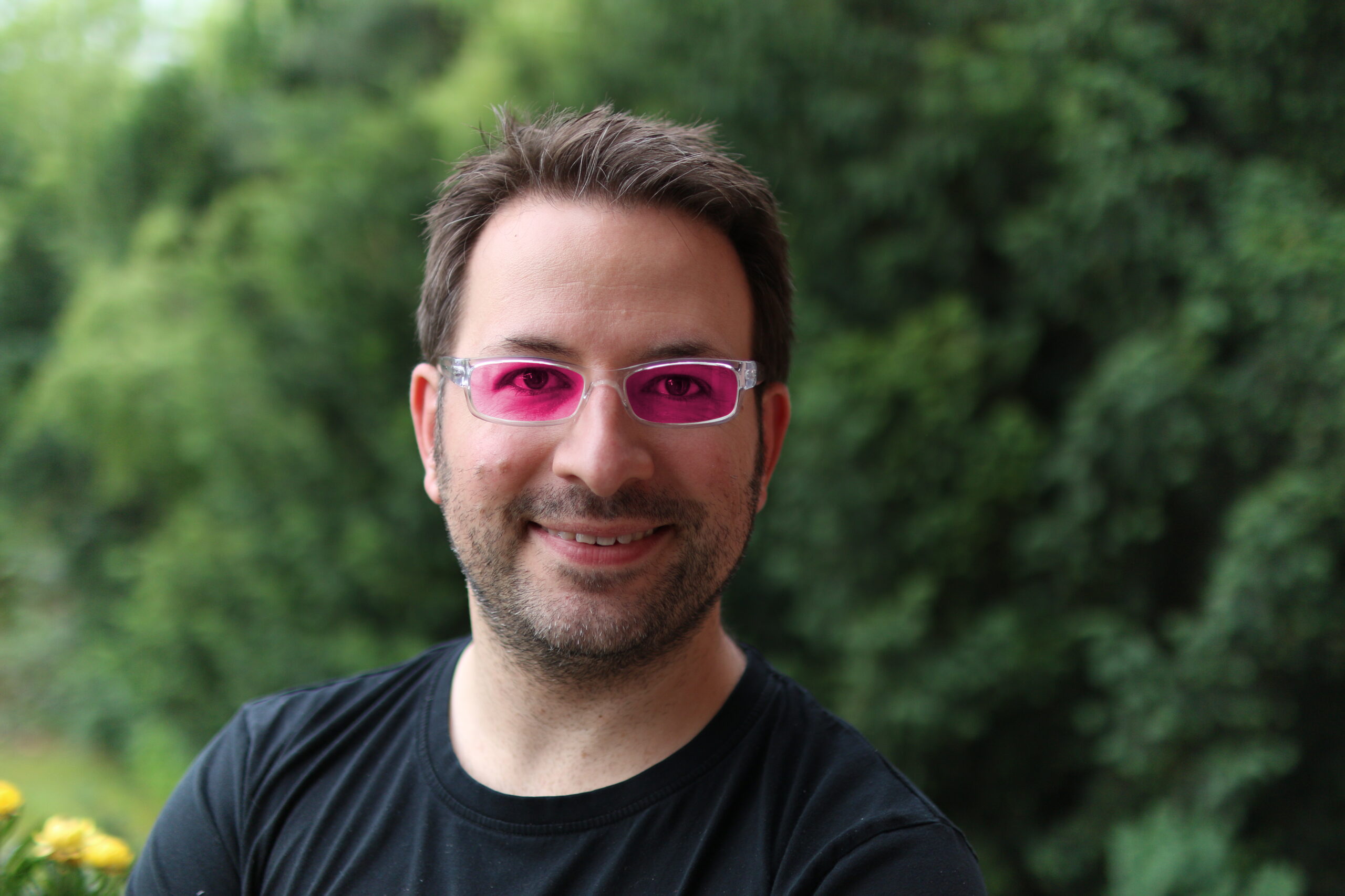 Uli König mit rosa-roter Brille